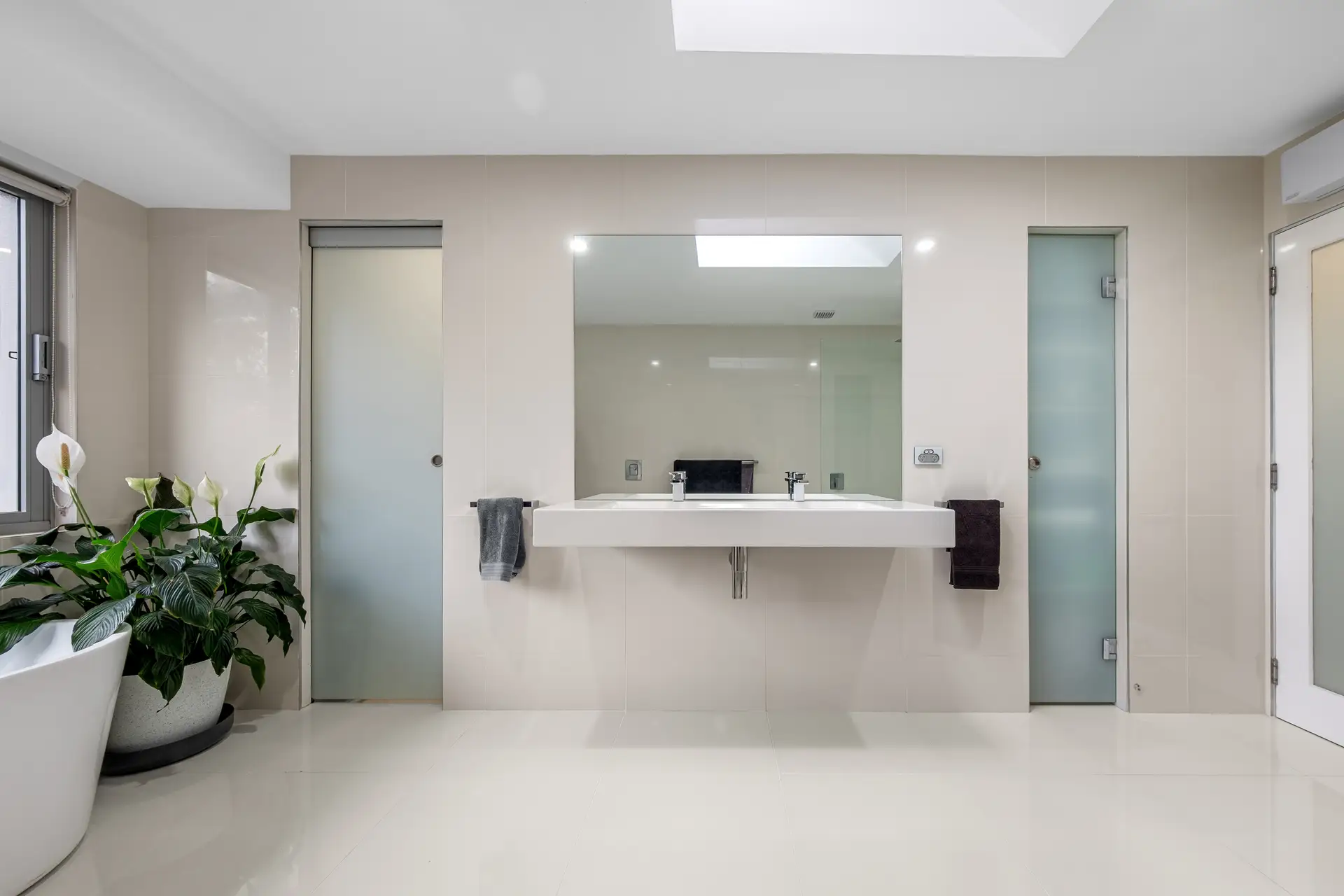 79-83 Sheredan Road, Castlereagh Sold by Cutcliffe Properties - image 1