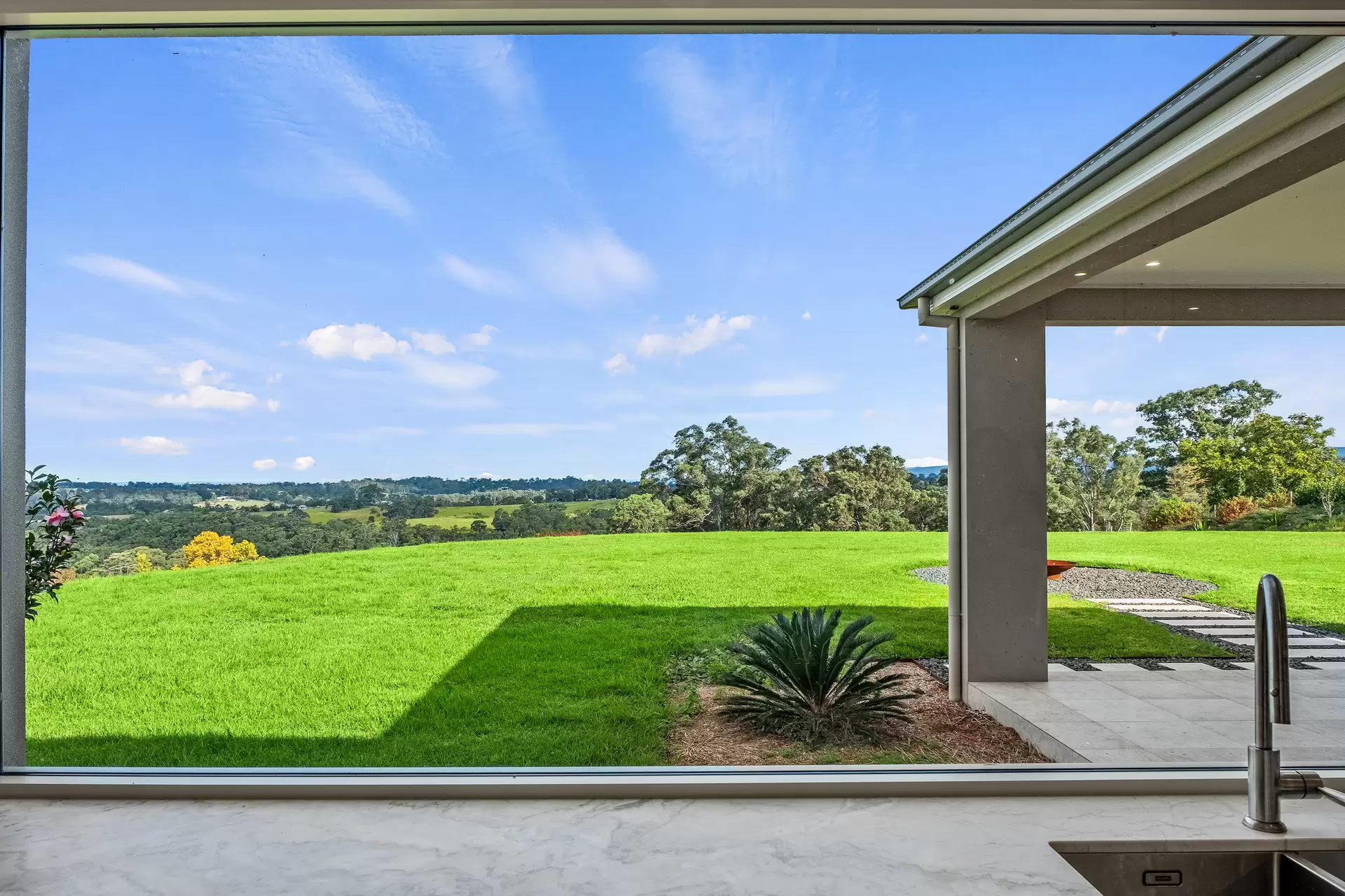 208 East Kurrajong Road, East Kurrajong Sold by Cutcliffe Properties - image 1