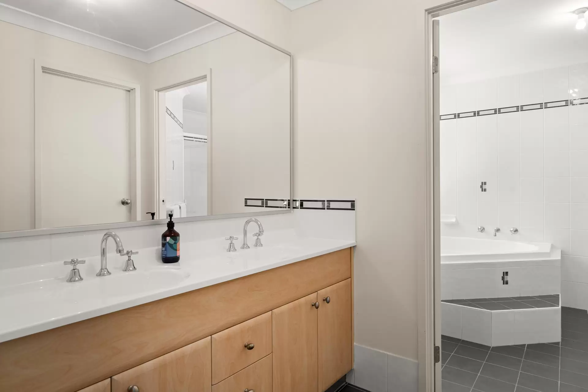 8 Wildthorn Avenue, Dural Sold by Cutcliffe Properties - image 1