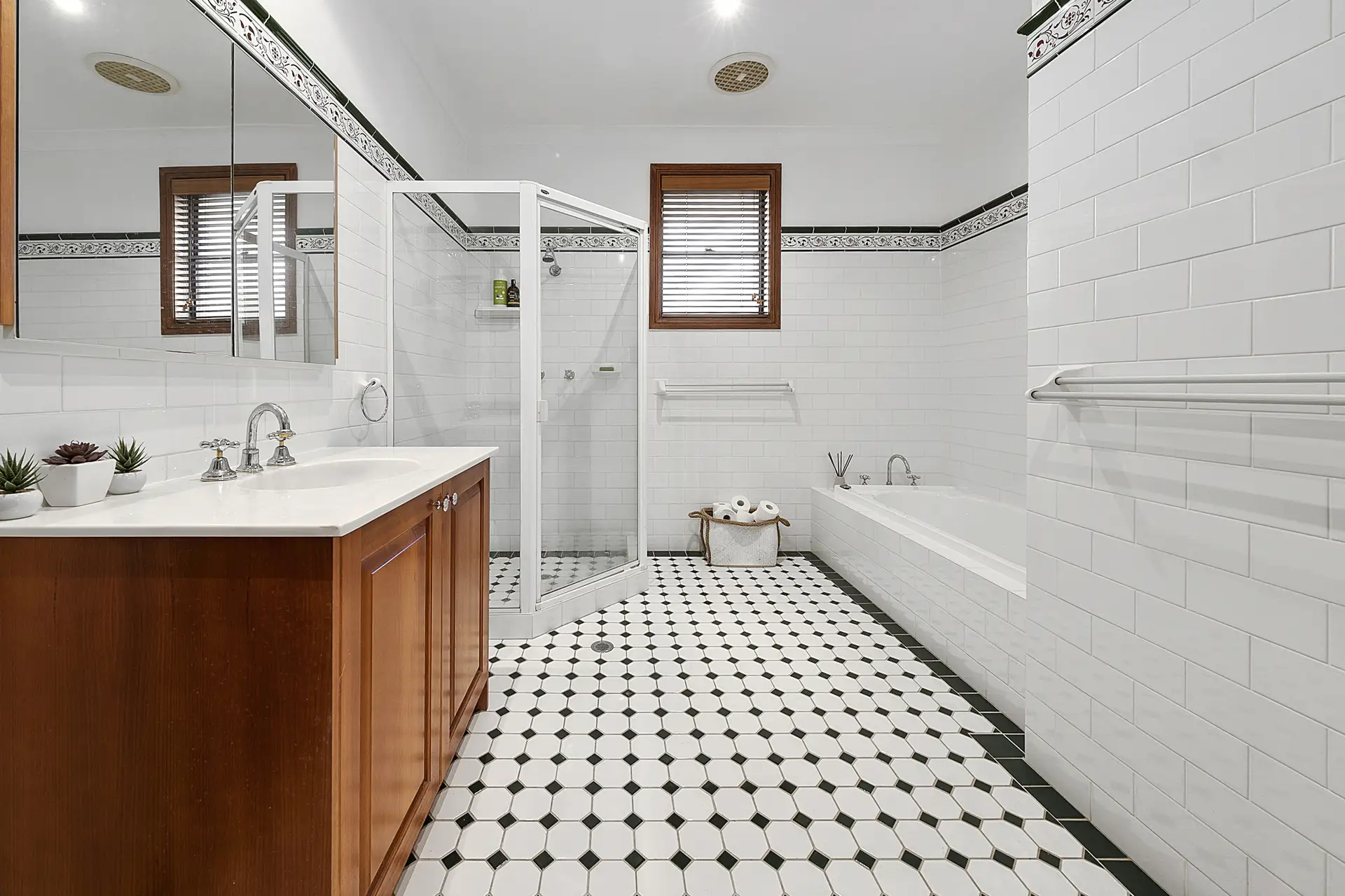 166 East Kurrajong Road, East Kurrajong Sold by Cutcliffe Properties - image 1